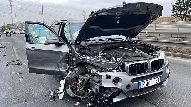 Řidič ve Štěrboholech ujížděl policistům, honička skončila nehodou. (4. března 2023)
