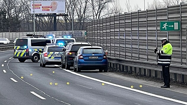 Řidič ve Štěrboholech ujížděl policistům, honička skončila nehodou. (4. března 2023)
