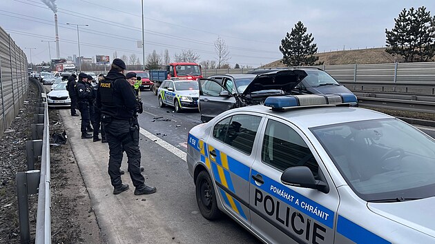 Řidič ve Štěrboholech ujížděl policistům, honička skončila nehodou. (4. března 2023)