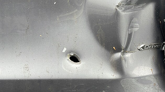 Řidič ve Štěrboholech ujížděl policistům, honička skončila nehodou. Na fotografii je vidět průstřel. (4. března 2023)
