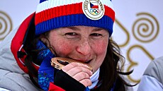 Veronika Vítková s bronzovou medailí eské enské biatlonové tafety ze ZOH v...