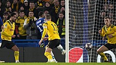 Raheem Sterling z Chelsea (druhý zleva) stílí gól proti Dortmundu.