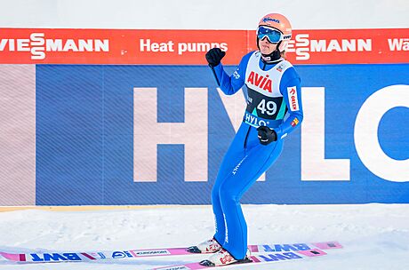 Dawid Kubacki oslavuje triumf v Lillehammeru.