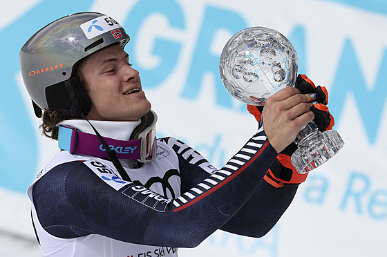 Lucas Braathen s trofejí pro vítze slalomu.