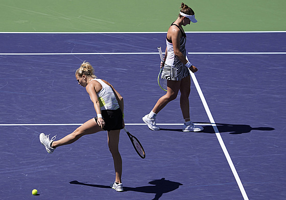Barbora Krejíková (vpravo) a Kateina Siniaková ve finále tyhry na turnaji v...