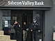 Policist vychzej z poboky banky SVB v kalifornsk Santa Clae (10. bezna...