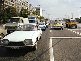 Dva automobily uk v jednom maarském mst v 80. letech, vlevo svtle edý...