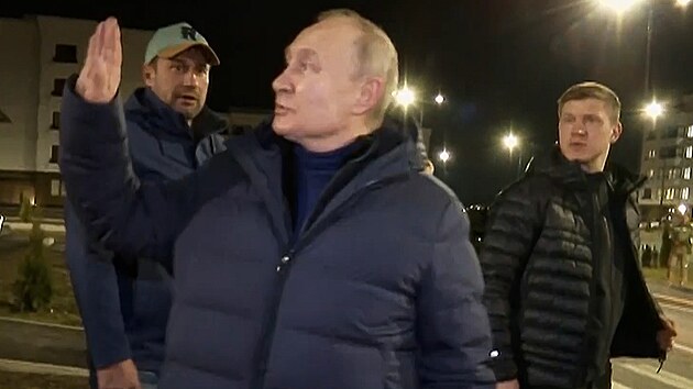 Vladimir Putin navtvil okupovan Mariupol. (19. bezna 2023)