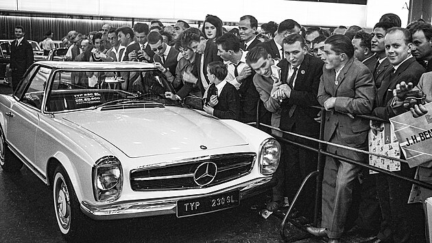Mercedes-Benz 230 SL Pagoda (W 113): prezentace na mezinrodnm autosalonu ve Frankfurtu nad Mohanem (IAA) od 12. do 22. z 1963.