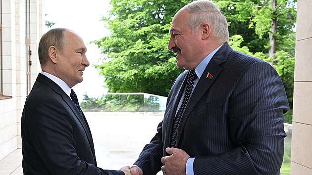 Rusk prezident Vladimir Putin se seel s bloruskm vdcem Alexandrem Lukaenkem. (23. kvtna 2022)