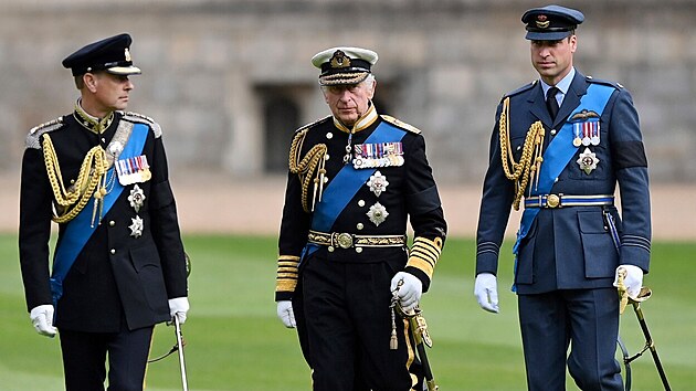 Zleva: Princ Edward, jeho bratr krl Karel III. (tehdy jet princ Charles) a princ William (19. z 2022)