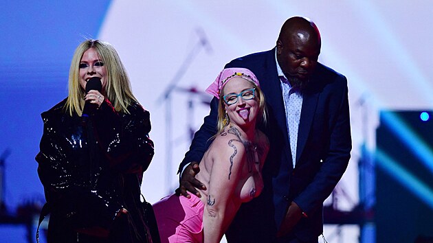 Polonah ekologick aktivistka naruila proslov zpvaky Avril Lavigne na pedvn cen Juno Awards (13. bezna 2023)