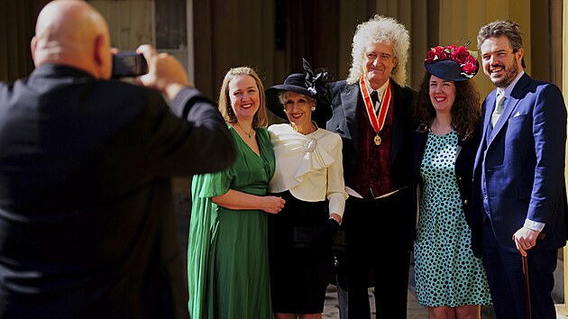 Sir Brian May pzuje s leny sv rodiny pot, co byl krlem Karlem III. pasovn na ryte. Na fotografii vlevo po muzikantov boku stoj manelka Anita Dobsonov (Buckinghamsk palc, Londn, 14. bezna 2023).
