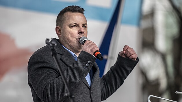 Hlavním řečníkem demonstrace byl právník a aktivista Jindřich Rajchl, mimo jiné šéf strany PRO. (11. března 2023))