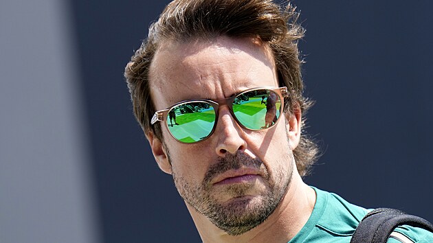 Fernando Alonso z Aston Martinu před tréninkem na VC Saúdské Arábie v Džiddě.