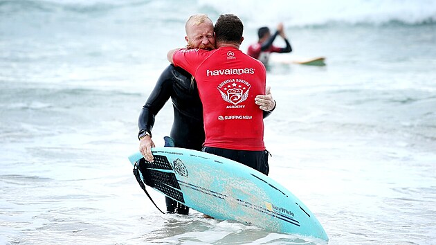 Australsk surfa Blake Johnston pekonal svtov rekord v surfovn. Na prkn vydrel pes 40 hodin. (17. bezna 2023)