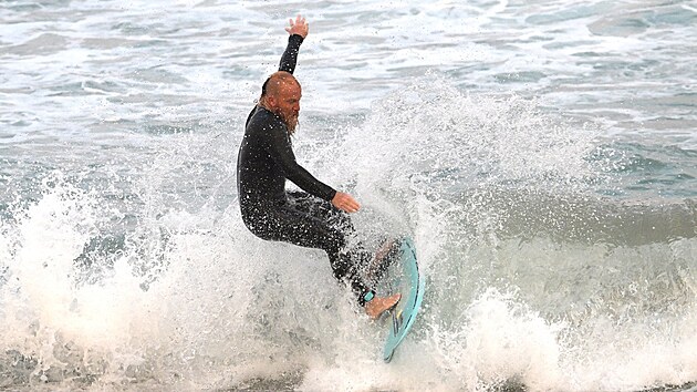 Australsk surfa Blake Johnston pekonal svtov rekord v surfovn. Na prkn vydrel pes 40 hodin. (16. bezna 2023)