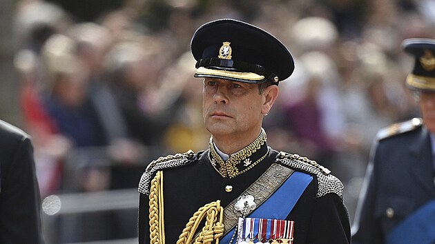 Princ Edward v prvodu za rakv s ostatky krlovny Albty II. (Londn, 14. z 2022)