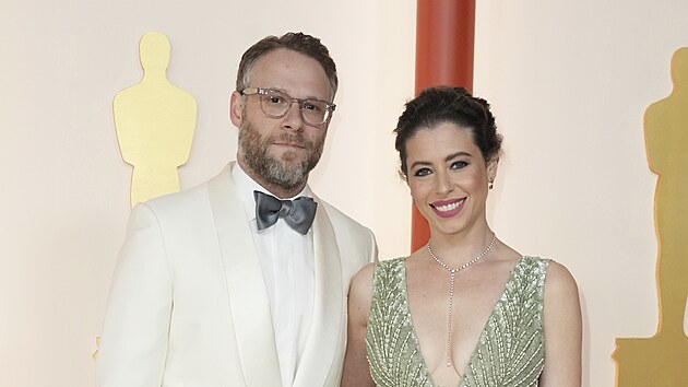 Seth Rogen a Lauren Millerov na udlen cen Oscar (Los Angeles, 12. bezna 2023)