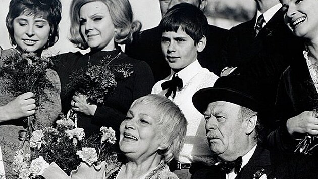 Blanka Lormanov, Slvka Budnov, Jiina ejbalov, Antonn Navrtil, Bohu Zhorsk a Marcela Martnkov ve filmu Zlat svatba (1972)