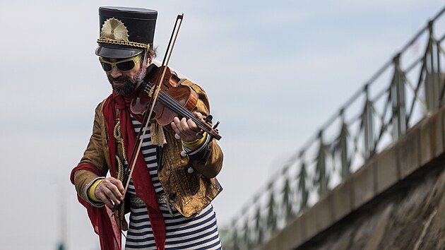 V rámci Dne Vltavy si návštěvníci mohou na obou vltavských březích vyzkoušet řadu atrakcí a bezplatně se svézt na velkých výletních lodích, ale i na přívozech, pramicích či šlapadlech. (19. března 2023)
