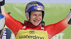 Marco Odermatt se raduje z vítzství v obím slalomu v Kranjské Goe