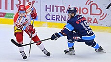 Hradecký útočník Aleš Jergl s pukem objíždí bránícího libereckého forvarda... Hradecký útočník Aleš Jergl s pukem objíždí bránícího libereckého forvarda...