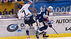 Lukáš Kovář z Vítkovic (v modrém) v souboji s Adriánem Holešinským. Lukáš Kovář z Vítkovic (v modrém) v souboji s Adriánem Holešinským.