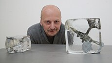 Sochař Jaroslav Koléšek na své výstavě Technointim v ostravském Domě umění