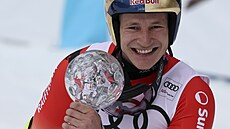 Marco Odermatt s trofejí pro vítze hodnocení obího slalomu.