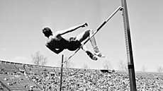 Dick Fosbury pekonává laku na univerzitních závodech v roce 1967