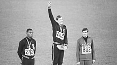 Dick Fosbury (uprosted) s olympijským zlatem z Mexika 1968