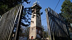 Vrch Chlum v plzeské Doubravce s chátrající rozhlednou (2. bezna 2023)