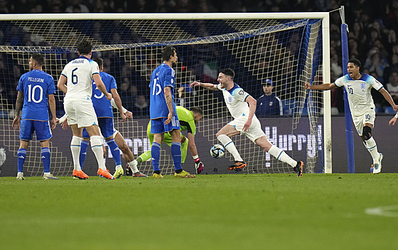Fotbalisté Anglie se radují z gólu na hiti Itálie.