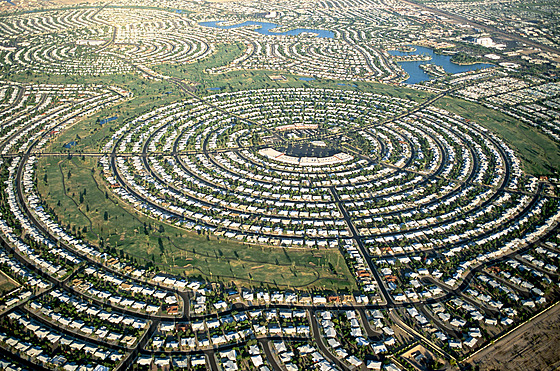 Letecký pohled na Sun City v Arizon postavené v 70. letech 20. století