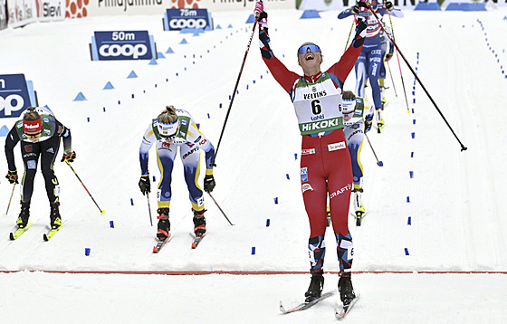 Norská lyaka Anne Kjersti Kalvaaová se raduje z vítzství posledního závodu...