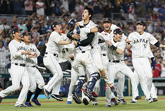 óhei Ohtani (uprosted) slaví s japonskými spoluhrái triumf v World Baseball...