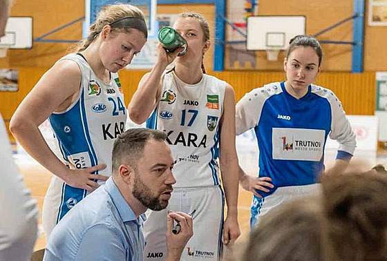Basketbalistky Kary Trutnov naslouchají v zápase se Strakonicemi radám koue...