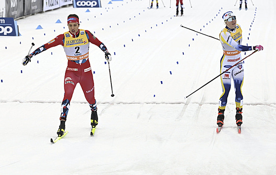 Kristine Stavaas Skistadová (vlevo) z Norska a Jonna Sundlingová bojují v Lahti...