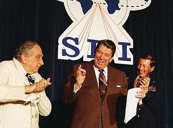 Americký prezident Ronald Reagan je doprovázen fyzikem Dr. Edwardem Tellerem...