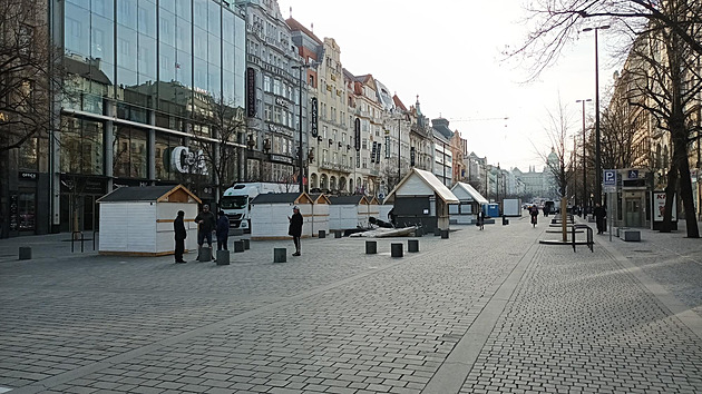 <p>Stavba velikonočních trhů probíhá také ve spodní části Václavského náměstí.</p>