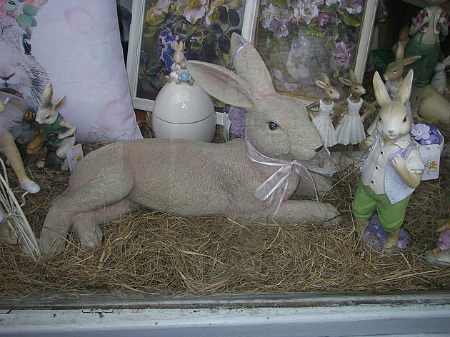 <p>Velikonoční zajíc i velikonoční zajíček se již těší na pomlázku.</p>