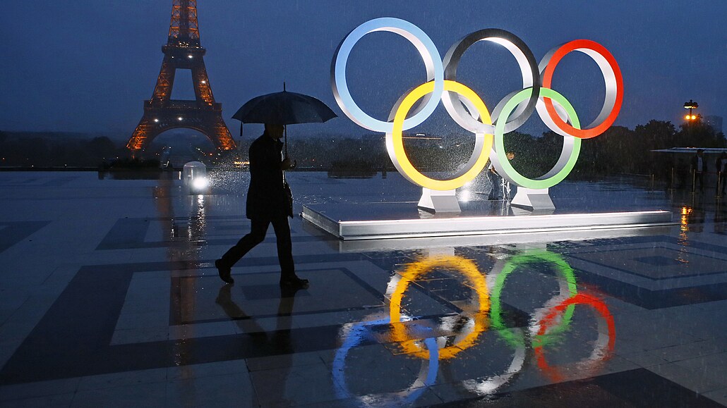 Olympijské kruhy kousek od paíské Eiffelovky