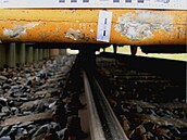 Třicetikilový kámen na kolejích způsobil u Zubří nehodu vlaku. Třicetikilový kámen na kolejích způsobil u Zubří nehodu vlaku.