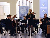 Autorka textu Kristýna Daňková (stojící blondýnka) na koncertě