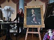 Průvodkyně kunínského zámku Natálie Minarčíková stojí u obrazů představitelů... Průvodkyně kunínského zámku Natálie Minarčíková stojí u obrazů představitelů...