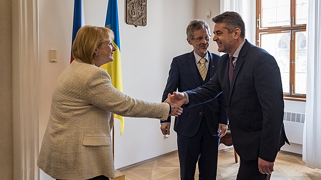 Předseda Senátu Miloš Vystrčil (ODS) společně s místopředsedkyní Jitkou Seitlovou (KDU-ČSL) se před pracovním oběd setkali s bývalým ukrajinským velvyslancem a současným náměstkem ministra zahraničních věcí Ukrajiny Jevhenem Perebyjnisem. (24. března 2023)