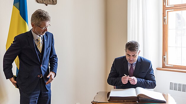 Předseda Senátu Miloš Vystrčil (ODS) se setkal s bývalým ukrajinským velvyslancem a současným náměstkem ministra zahraničních věcí Ukrajiny Jevhenem Perebyjnisem. (24. března 2023)