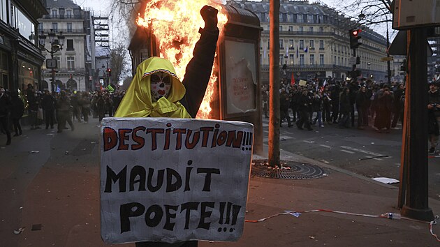 Francouzské odbory pořádali ve čtvrtek první masové demonstrace od chvíle, kdy prezident Emmanuel Macron pobouřil veřejnost tím, že v parlamentu bez hlasování prosadil vyšší věk odchodu do důchodu. (23. března 2023)