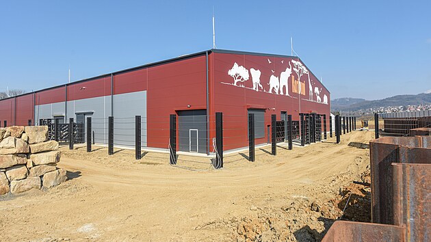 Zlínská zoologická zahrada postavila pro slony nové chovné zařízení v oblasti Karibuni. (březen 2023)